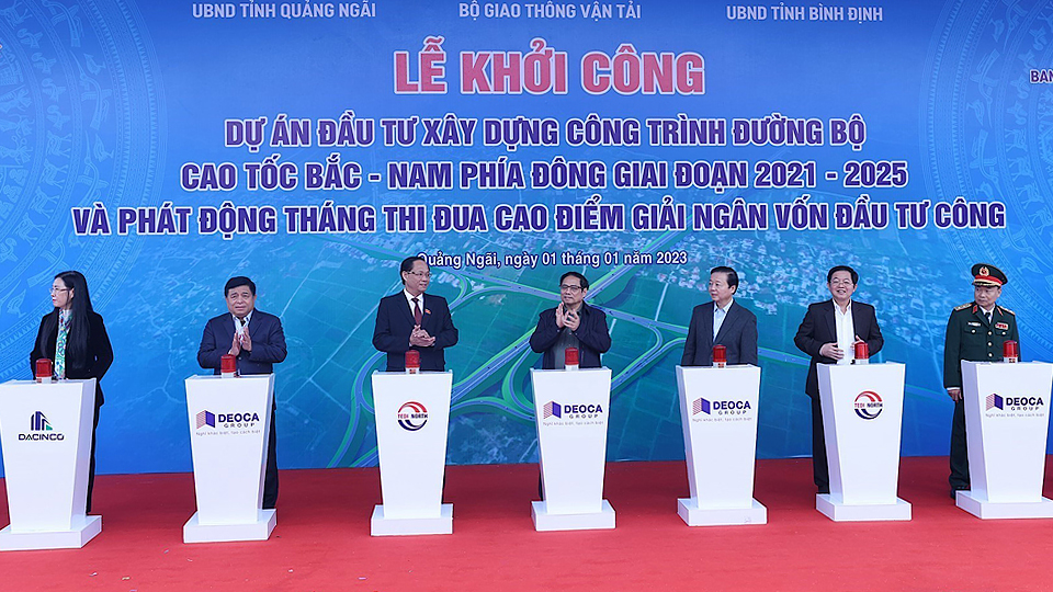 Thủ tướng Phạm Minh Chính và các đại biểu bộ, ngành, địa phương thực hiện nghi thức khởi công dự án đường bộ cao tốc Bắc - Nam phía Đông đoạn Quảng Ngãi - Hoài Nhơn. 
Ảnh: Dương Giang/TTXVN