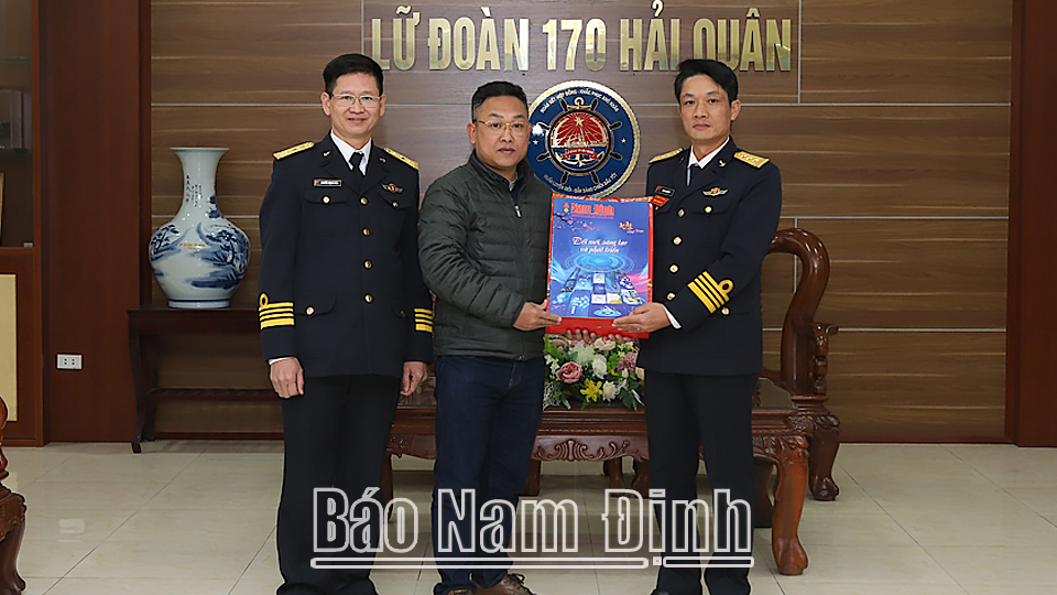 Phóng viên Báo Nam Định trao tặng quà và Báo Xuân Quý Mão 2023 cho Lữ đoàn 170, Bộ Tư lệnh Vùng 1 Hải quân. 

