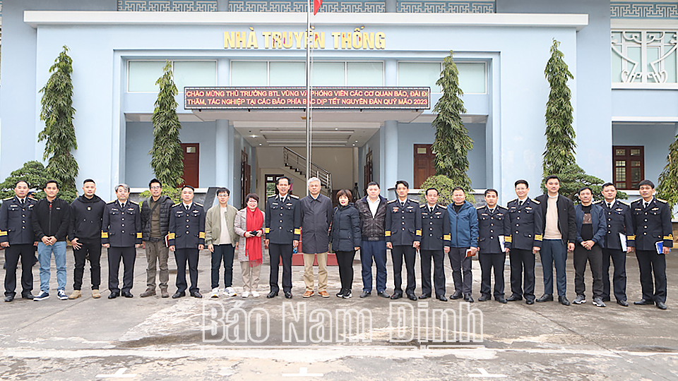 Đoàn cán bộ, phóng viên báo chí chụp ảnh lưu niệm với cán bộ, sĩ quan Bộ Tư lệnh Vùng 1 Hải quân. ảnh: Hoàng Tuấn