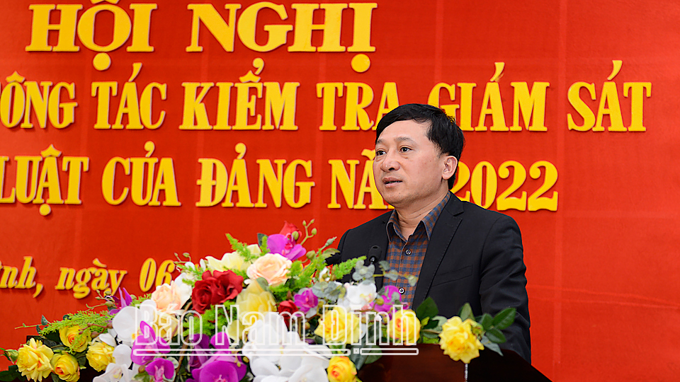 Đồng chí Hoàng Trọng Hưng, Ủy viên Ủy ban Kiểm tra Trung ương phát biểu tại hội nghị.