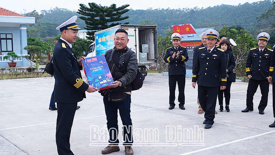 Phóng viên Báo Nam Định tặng quà và Báo Nam Định số Xuân Quý Mão 2023 cho Trạm Rađa 485,