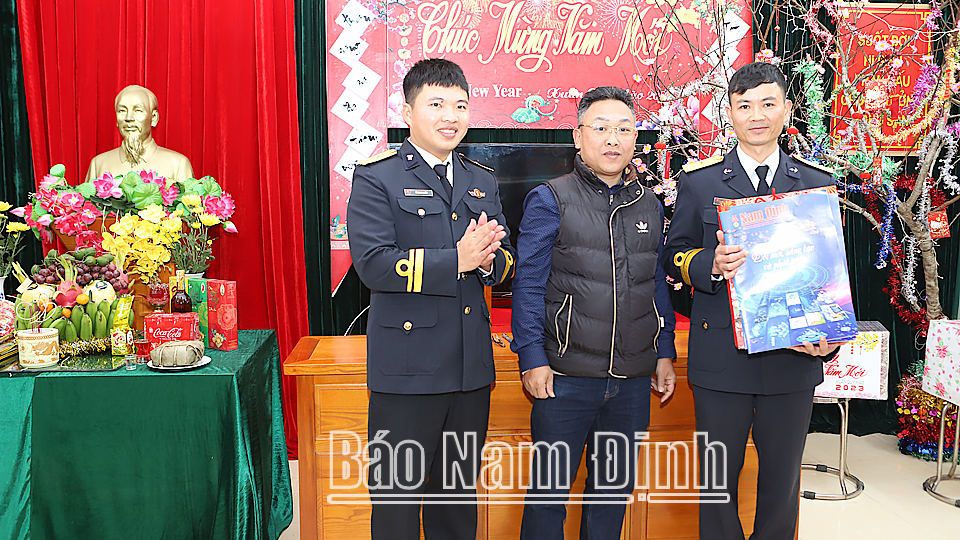 Phóng viên Báo Nam Định tặng quà và Báo Nam Định số Xuân Quý Mão 2023 cho Trạm Rađa 480 tại đảo Trần.
