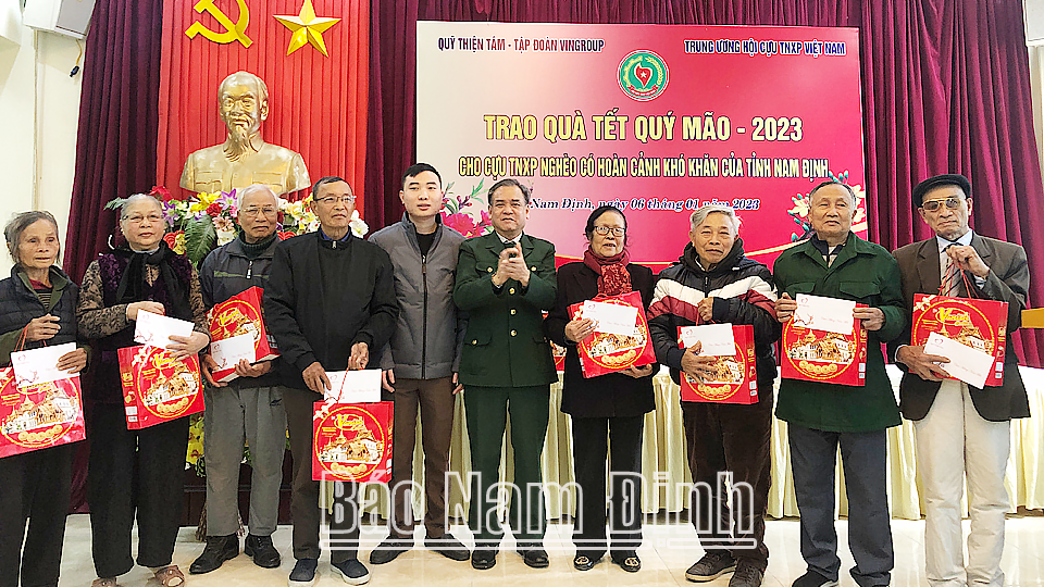 Đại diện Trung ương Hội cựu Thanh niên xung phong Việt Nam và đại diện Quỹ Thiện Tâm (Tập đoàn VinGroup) trao tặng quà cho cựu thanh niên xung phong có hoàn cảnh khó khăn trên địa bàn tỉnh.
