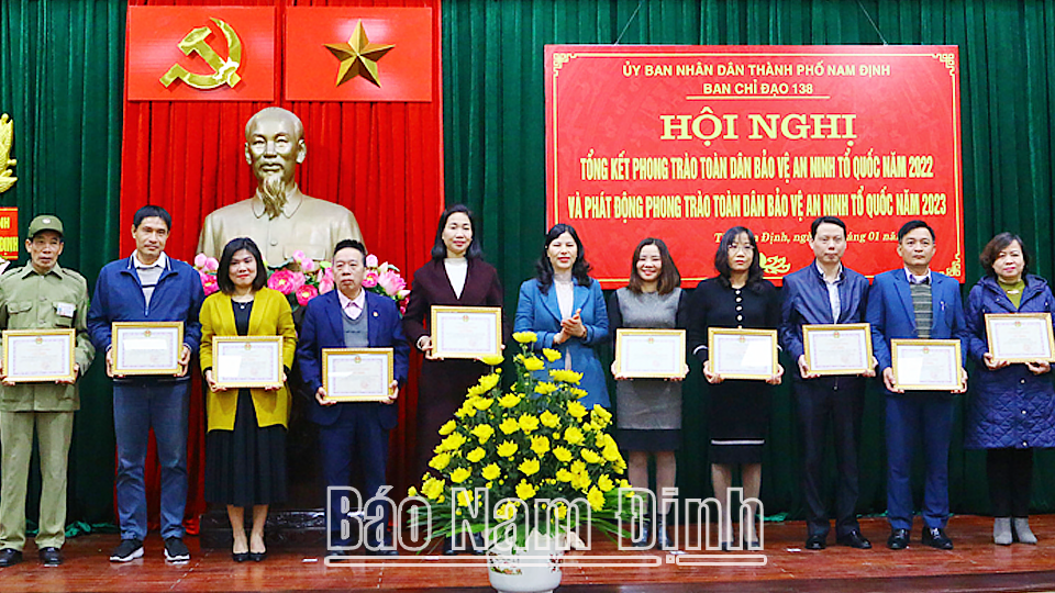 Lãnh đạo UBND thành phố Nam Định trao giấy khen cho các tập thể, cá nhân tiêu biểu.