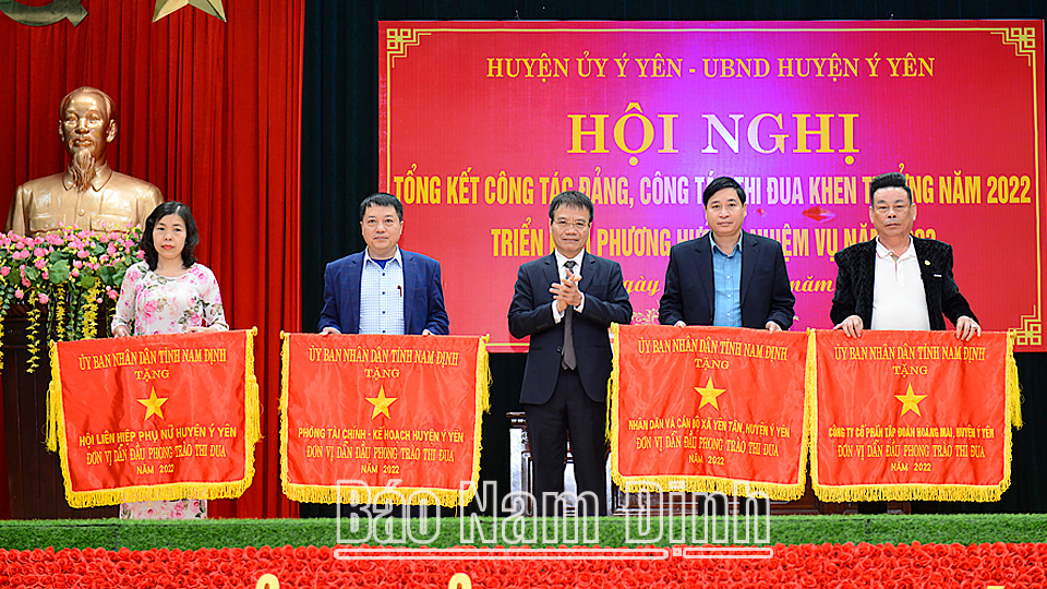 Đồng chí Nguyễn Mạnh Hiền, Ủy viên Ban Thường vụ Tỉnh ủy, Chủ nhiệm Ủy ban Kiểm tra Tỉnh ủy trao Cờ thi đua xuất sắc của UBND tỉnh cho các tập thể tiêu biểu.