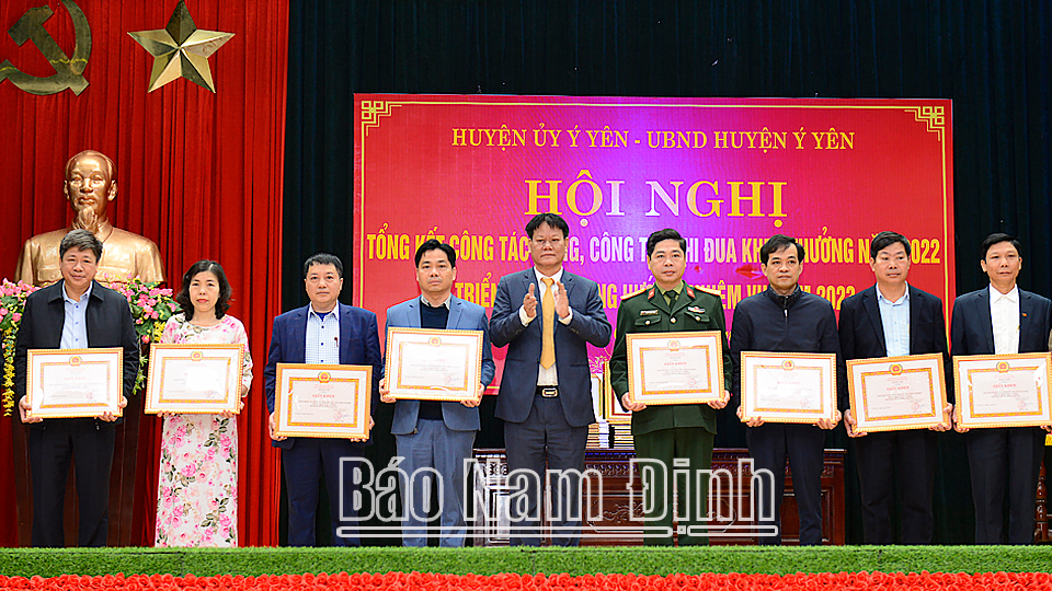 Đồng chí Bí thư Huyện ủy Ý Yên Đinh Đức Tuyến trao Giấy khen của Huyện ủy cho các tổ chức Đảng tiêu biểu.