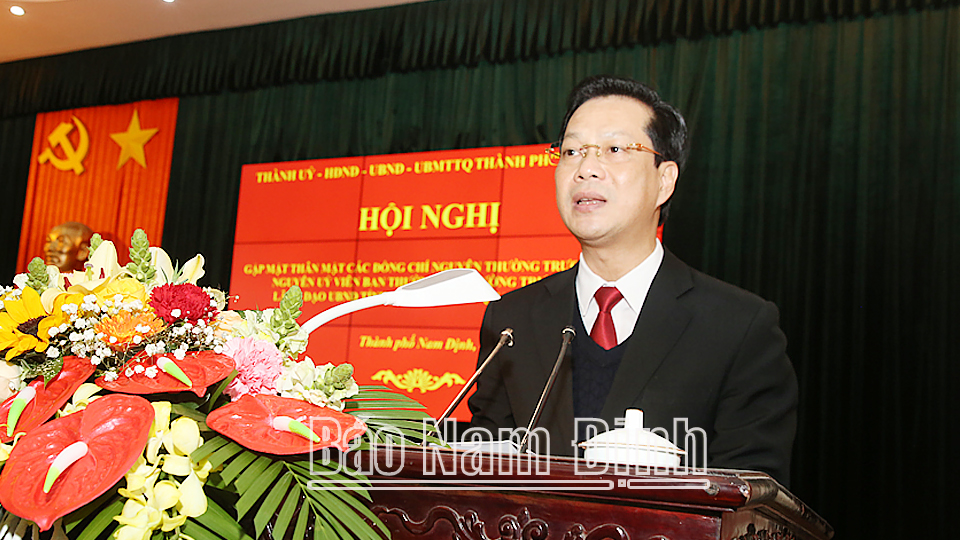 Đồng chí Nguyễn Anh Tuấn, Ủy viên Ban TVTU, Bí thư Thành ủy, Chủ tịch HĐND thành phố Nam Định phát biểu tại hội nghị