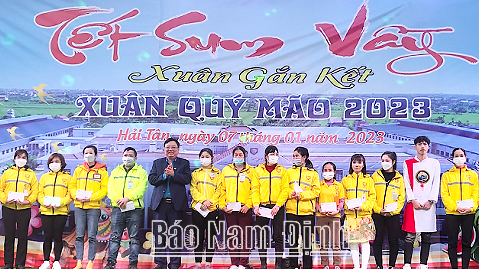 Lãnh đạo Liên đoàn Lao động tỉnh tặng quà Tết cho công nhân lao động có hoàn cảnh khó khăn của Công ty TNHH VietPower, xã Hải Tân (Hải Hậu).