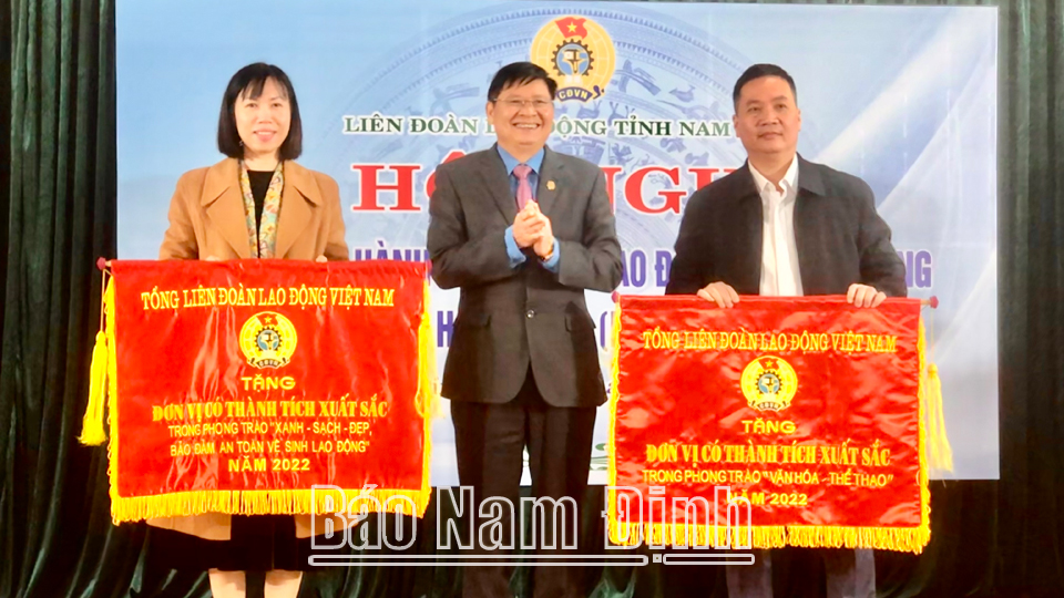 Lãnh đạo Tổng LĐLĐ Việt Nam tặng Cờ cho các đơn vị có thành tích xuất sắc trong phong trào “Xanh - sạch - đẹp, bảo đảm ATVSLĐ” và phong trào Văn hóa - Thể thao năm 2022.