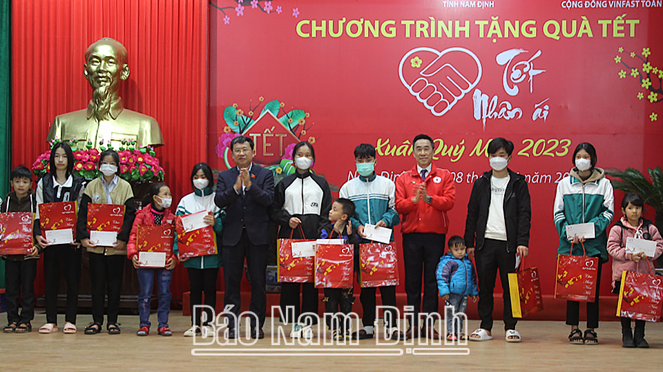 Đồng chí Vũ Hải Hà, Ủy viên Ban Chấp hành Trung ương Đảng, Chủ nhiệm Ủy ban Đối ngoại Quốc hội và lãnh đạo Hội Chữ thập đỏ Việt Nam trao quà Tết cho người nghèo huyện Hải Hậu.