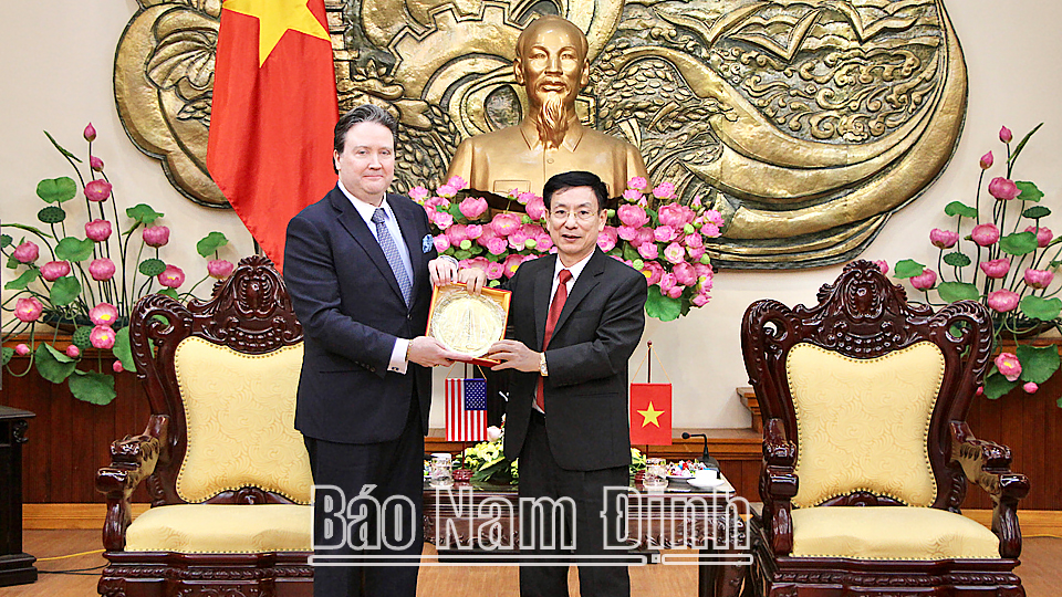 Đồng chí Phạm Đình Nghị, Phó Bí thư Tỉnh ủy, Chủ tịch UBND tỉnh tặng quà ông Marc Knapper - Đại sứ Hoa Kỳ tại Việt Nam.