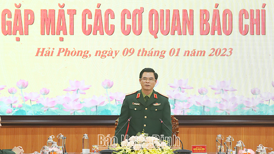 Trung tướng Nguyễn Quang Cường, Bí thư Đảng ủy, Chính ủy Quân khu 3 phát biểu tại buổi gặp mặt. 
