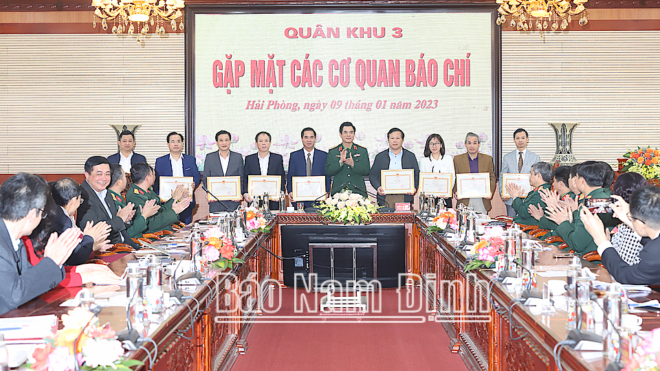 Trung tướng Nguyễn Quang Cường, Bí thư Đảng ủy, Chính ủy Quân khu 3 tặng Bằng khen cho các tập thể, cá nhân có thành tích xuất sắc trong công tác tuyên truyền năm 2022. 