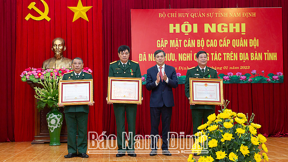 Thừa ủy quyền của Chủ tịch nước, đồng chí Phó Chủ tịch UBND tỉnh trao Huân chương Bảo vệ Tổ quốc cho 3 cán bộ cao cấp quân đội đã nghỉ hưu trên địa bàn tỉnh. 