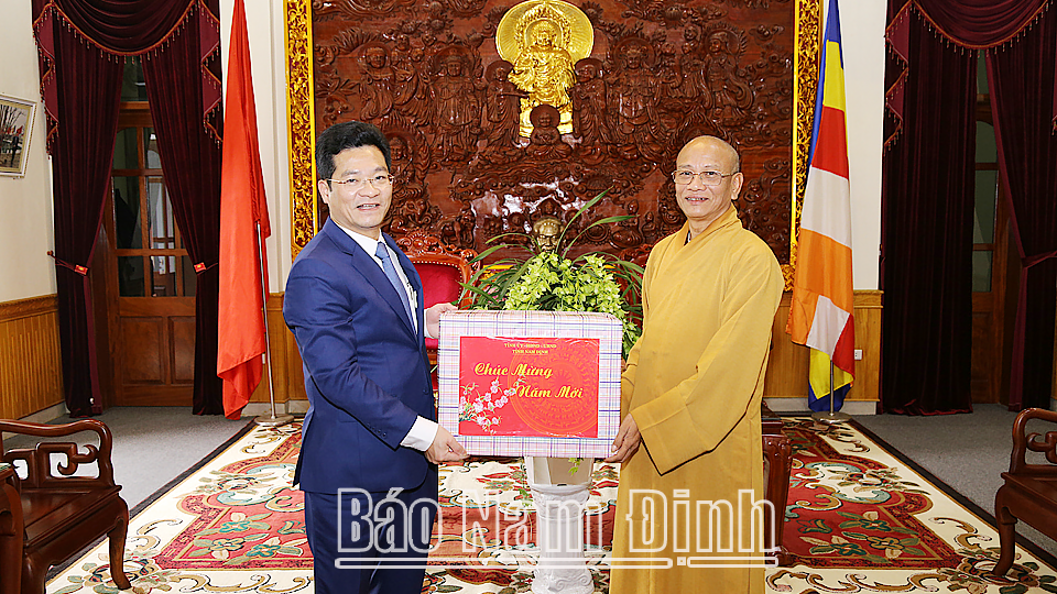 Đồng chí Trần Anh Dũng, Ủy viên Ban TVTU, Phó Chủ tịch Thường trực UBND tỉnh thăm, chúc tết Ban Trị sự Giáo hội Phật giáo tỉnh.