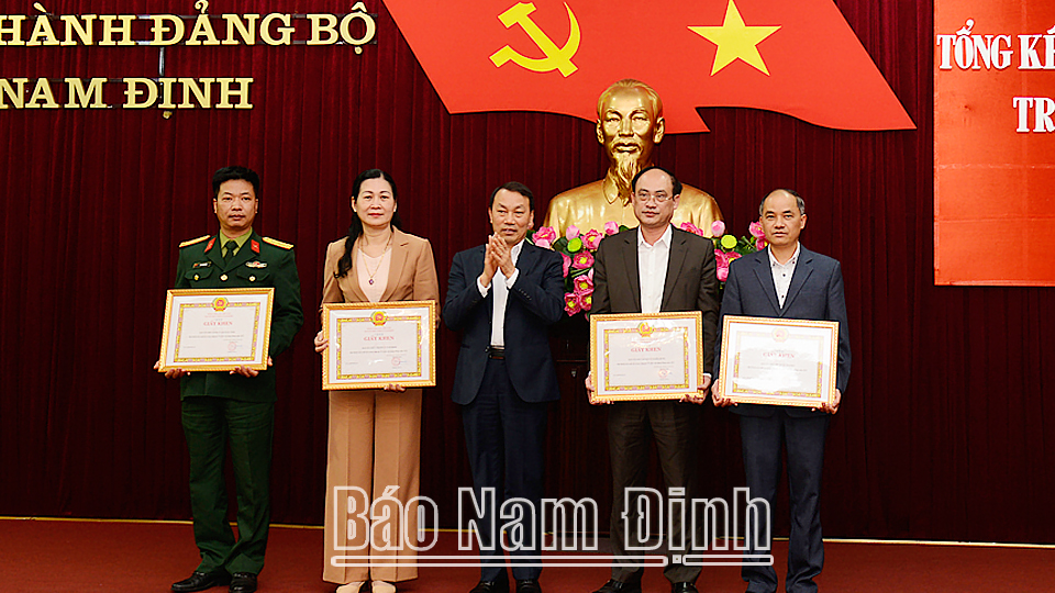 Đồng chí Trưởng Ban Tổ chức Tỉnh ủy Nguyễn Văn Va trao Giấy khen của Ban Tổ chức Tỉnh ủy cho các tập thể.