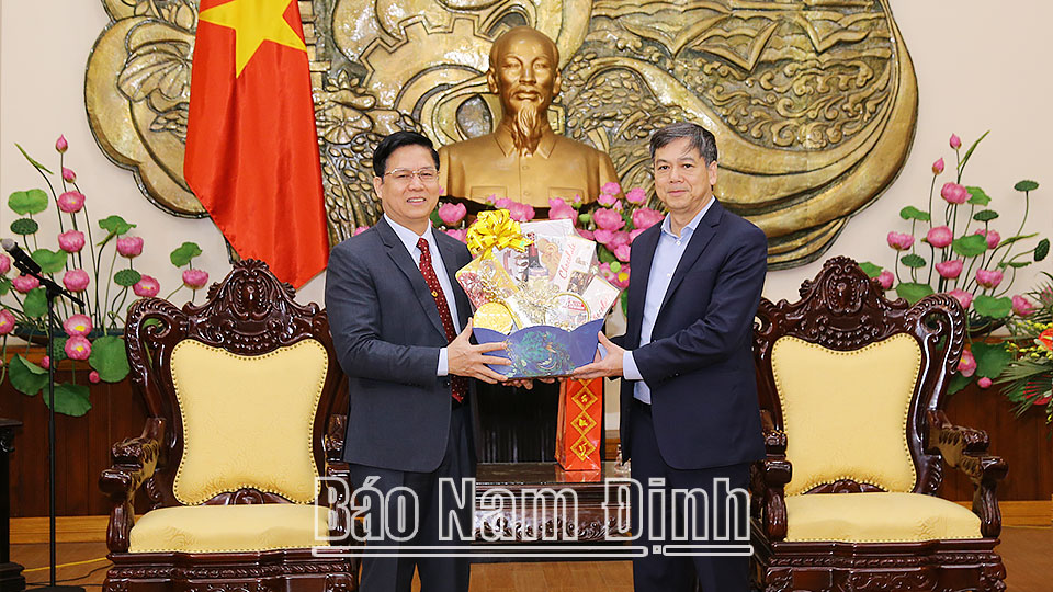 Đại diện Tổng hội Hội thánh Tin lành Việt Nam miền Bắc và các Hội thánh Tin lành trong tỉnh tặng quà chúc Tết UBND tỉnh.