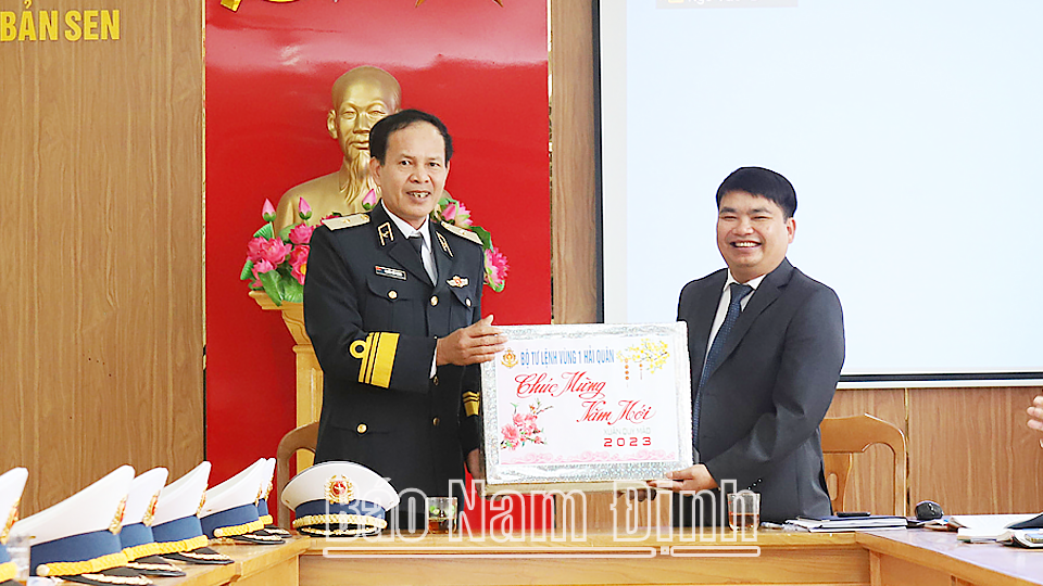 Bộ Tư lệnh Vùng 1 Hải quân tặng quà Tết cho Đảng ủy, HĐND, UBND xã Bản Sen, đảo Trà Bản.