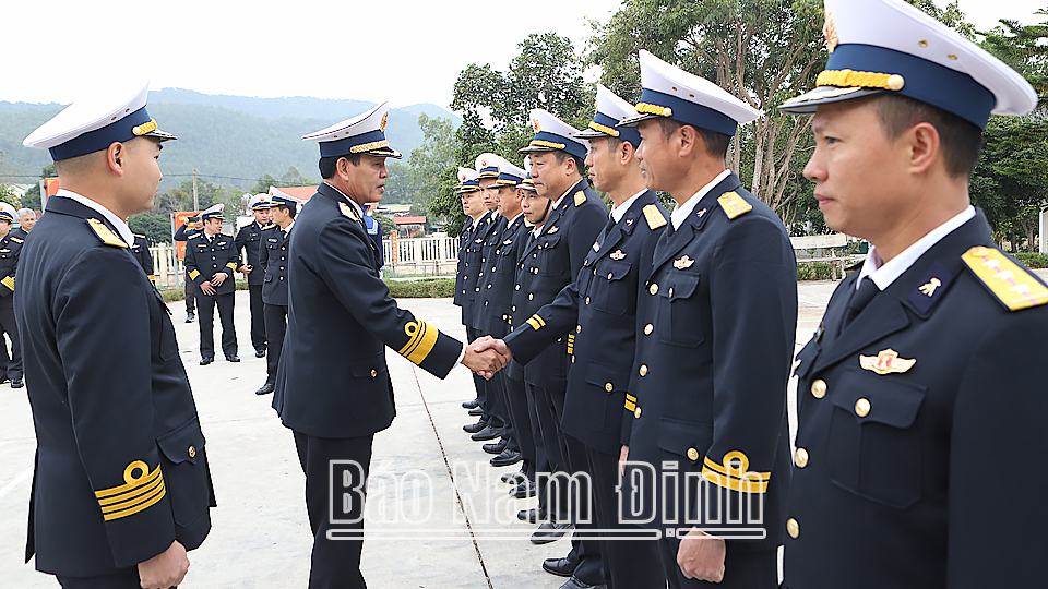 Chuẩn đô đốc Nguyễn Viết Khánh, Tư lệnh Vùng 1 Hải quân kiểm tra công tác sẵn sàng chiến đấu tại Trạm Rađa 485, đảo Trà Bản.