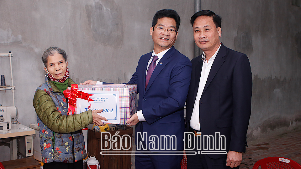 Đồng chí Phó Chủ tịch Thường trực UBND tỉnh Trần Anh Dũng thăm, tặng quà gia đình ông Nguyễn Văn Ba, thương binh 81%, thôn Nhì, xã Trung Thành.