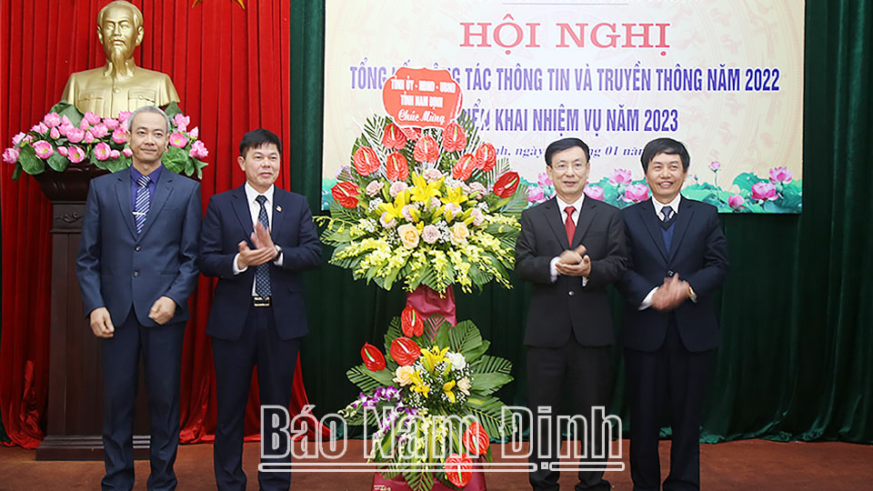 Đồng chí Phạm Đình Nghị, Phó Bí thư Tỉnh ủy, Chủ tịch UBND tỉnh tặng Sở Thông tin và Truyền thông lẵng hoa tươi thắm.