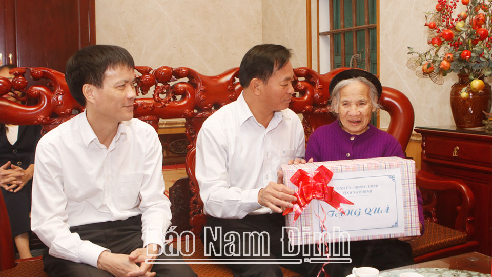 Đồng chí Phó Chủ tịch Thường trực HĐND tỉnh thăm, tặng quà các gia đình chính sách huyện Xuân Trường