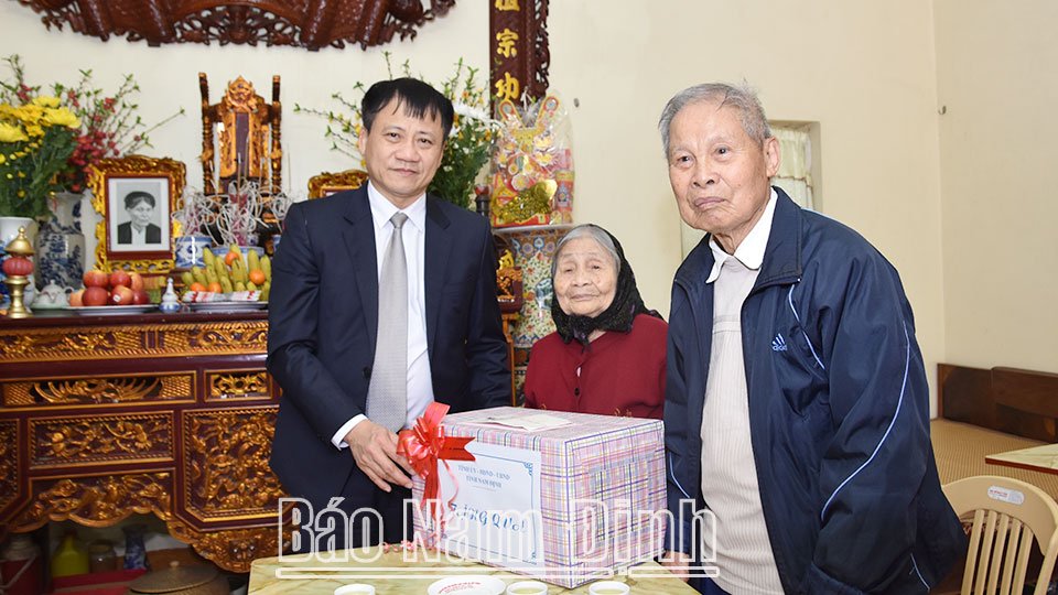 Đồng chí Phó Chủ tịch HĐND tỉnh đi thăm, tặng quà gia đình chính sách huyện Mỹ Lộc