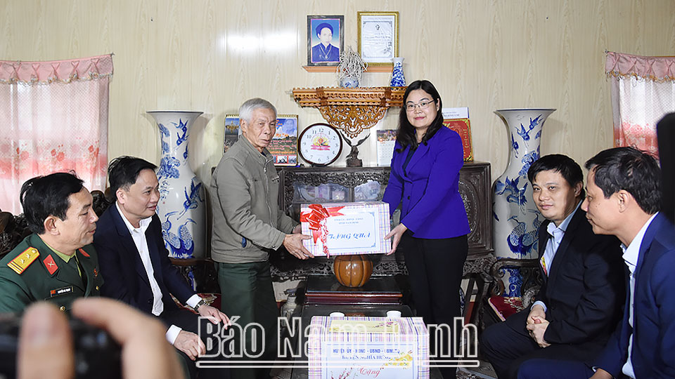 Đồng chí Hà Lan Anh, Phó Chủ tịch UBND tỉnh đi thăm, tặng quà gia đình chính sách huyện Nghĩa Hưng