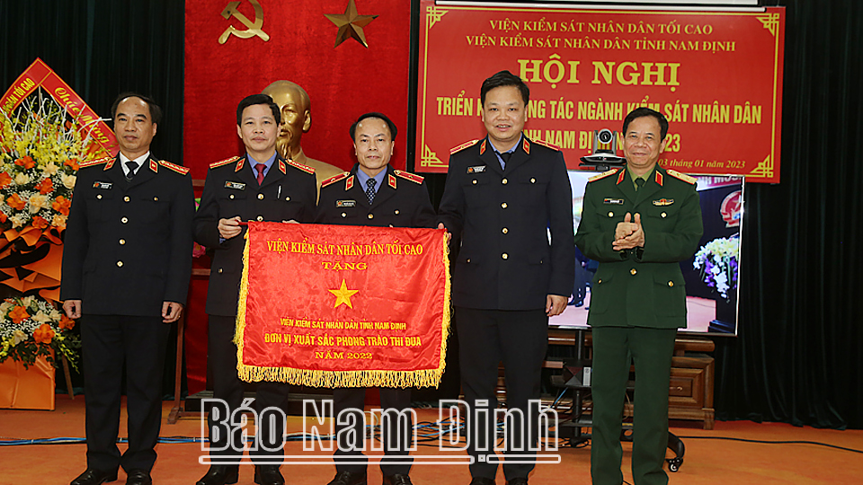 Đồng chí Trung tướng Tạ Quang Khải, Phó Viện trưởng Viện KSND tối cao, Viện trưởng Viện Kiểm sát Quân sự Trung ương trao Cờ thi đua của Viện KSND tối cao cho Viện KSND tỉnh.
