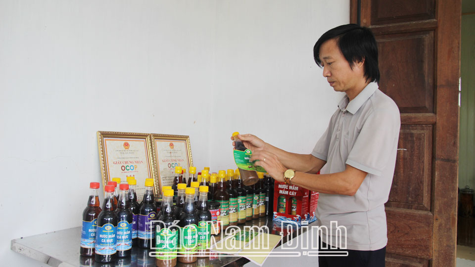 Sản phẩm mắm cáy và nước mắm mang thương hiệu Ninh Cường của gia đình anh Trần Văn Phúc đã được xếp hạng OCOP 3 sao.
Bài và ảnh: Lam Hồng
