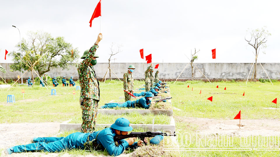 Lực lượng dân quân tự vệ huyện Nghĩa Hưng thực hành kiểm tra bắn súng tiểu liên AK47.