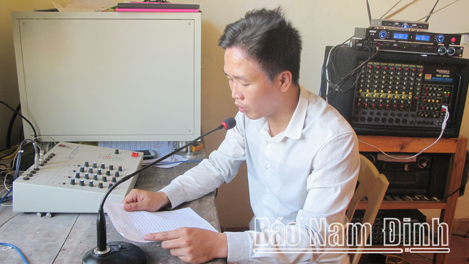 Sản xuất chương trình truyền thanh tại Đài truyền thanh xã Mỹ Thuận (Mỹ Lộc).