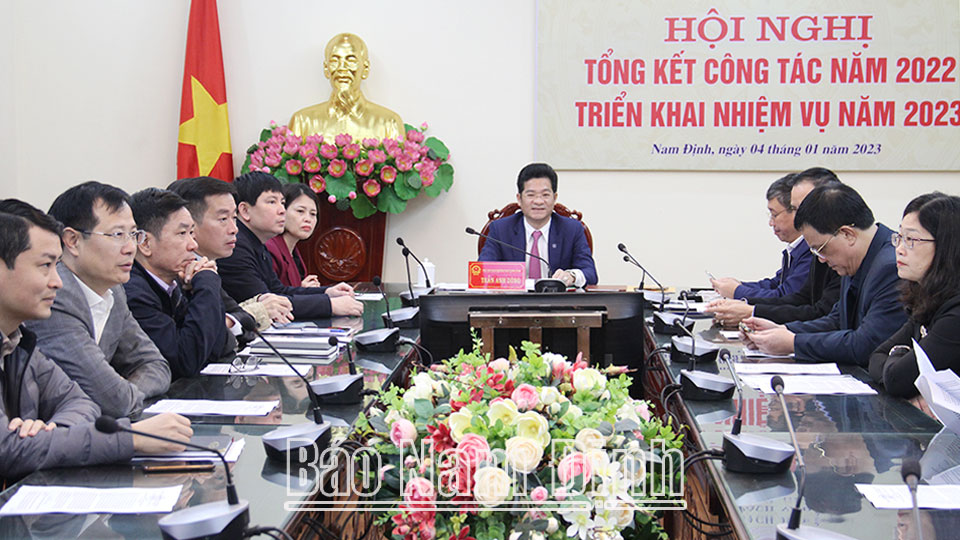 Đồng chí Trần Anh Dũng, Ủy viên Ban TVTU, Phó Chủ tịch Thường trực UBND tỉnh và các đại biểu dự hội nghị tại điểm cầu tỉnh Nam Định