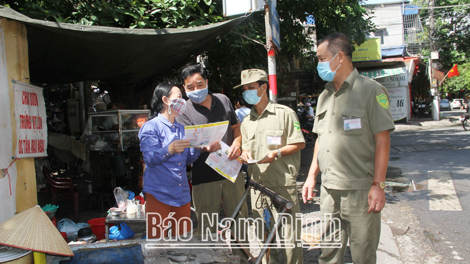 Công an viên phường Trần Tế Xương (thành phố Nam Định) tuyên truyền pháp luật về an ninh trật tự cho nhân dân.