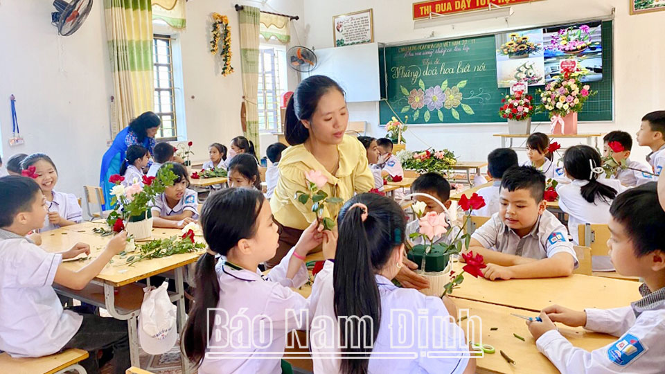 Học sinh Trường Tiểu học Hải Hà cắm hoa tặng thầy cô giáo nhân Ngày Nhà giáo Việt Nam 20-11.