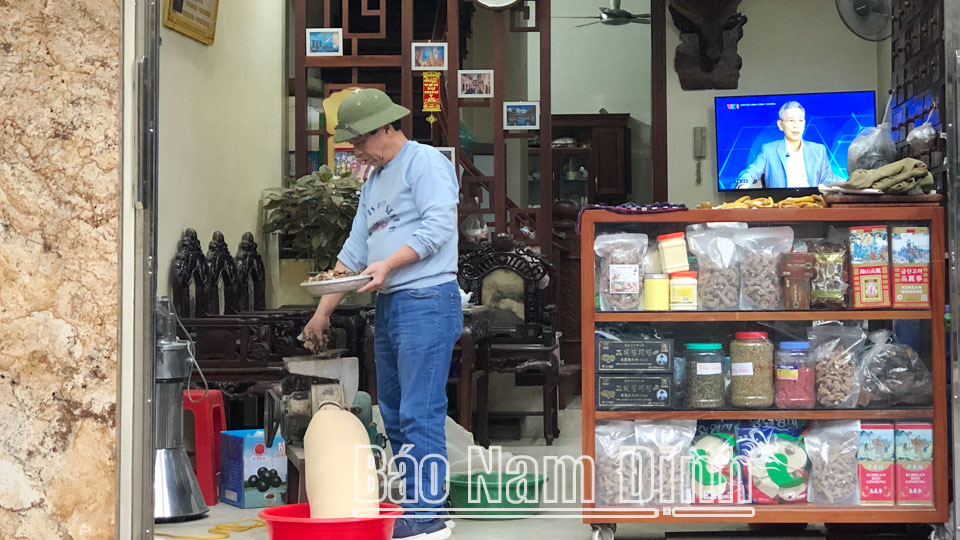 Xay, nghiền thuốc để phục vụ công tác chữa bệnh cho nhân dân tại nhà thuốc Hưng Long (thành phố Nam Định).