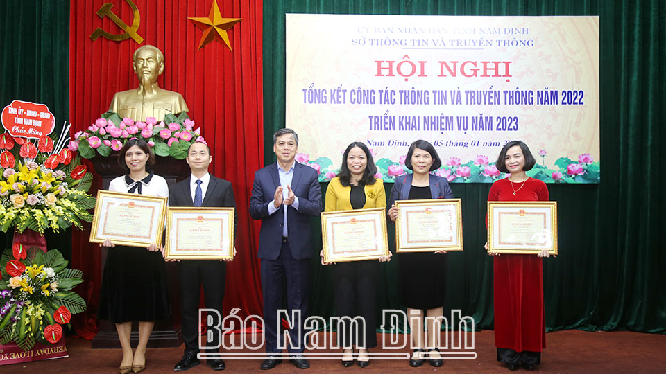 Trần Lê Đoài, TUV, Phó Chủ tịch UBND tỉnh tặng Bằng khen UBND tỉnh cho các cá nhân có thành tích xuất sắc trong năm 2022.