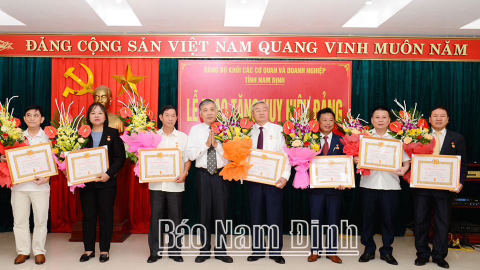 Lãnh đạo Đảng ủy Khối các Cơ quan và Doanh nghiệp tỉnh trao tặng Huy hiệu Đảng cho những đảng viên nhiều năm tuổi Đảng đợt 7-11.