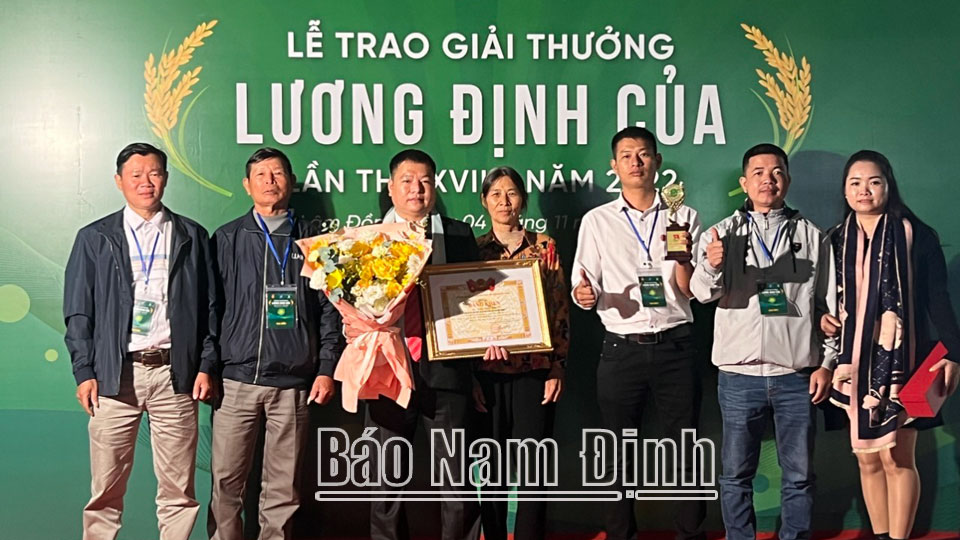 Anh Trần Văn Đức, xã Trực Tuấn (Trực Ninh) nhận giải thưởng Lương Định Của do Trung ương Đoàn TNCS Hồ Chí Minh trao tặng.