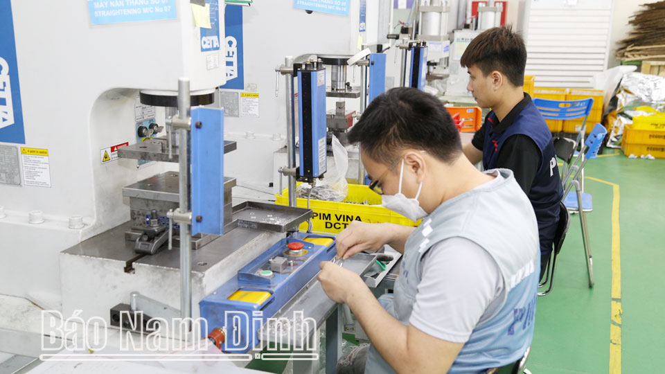 Công ty TNHH PIM VINA, xã Mỹ Trung (Mỹ Lộc) đảm bảo việc làm ổn định cho công nhân lao động.
Bài và ảnh: Ngọc Linh