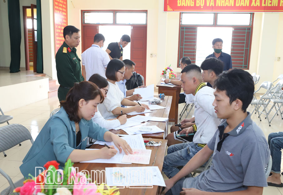 Đoàn viên, thanh niên xã Liêm Hải (Trực Ninh) tham gia khám tuyển nghĩa vụ quân sự.