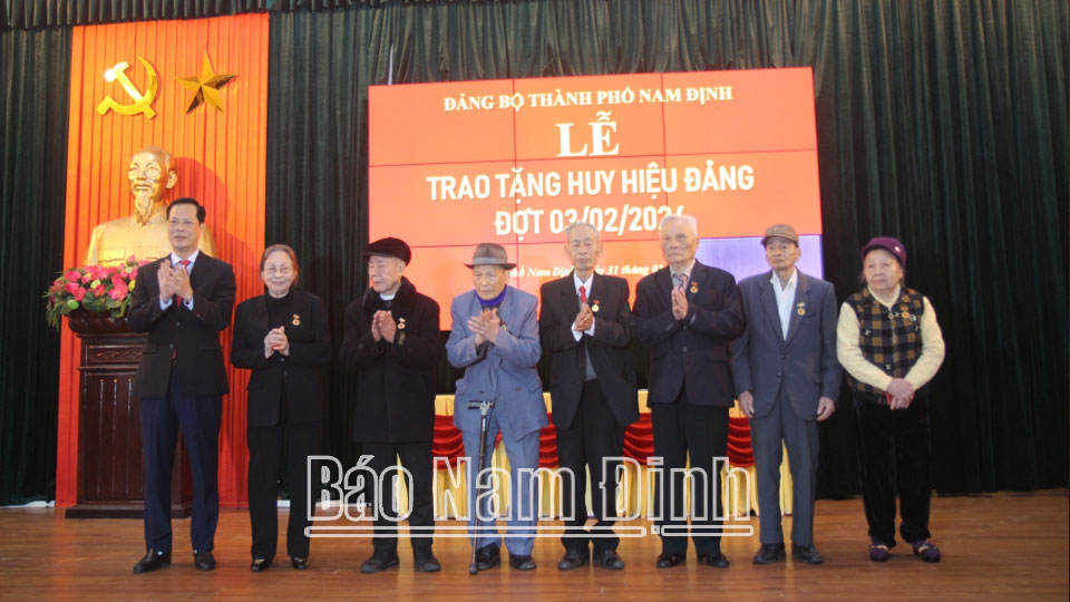 Thành ủy Nam Định trao tặng Huy hiệu Đảng đợt 3-2