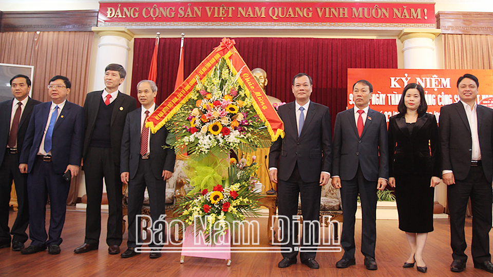 Uỷ ban MTTQ tỉnh, các cơ quan, đơn vị chúc mừng Tỉnh ủy nhân dịp kỷ niệm 93 năm Ngày thành lập Đảng Cộng sản Việt Nam