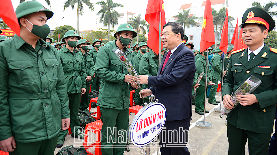 Đồng chí Bí thư Tỉnh ủy dự Lễ giao quân tại huyện Giao Thủy
