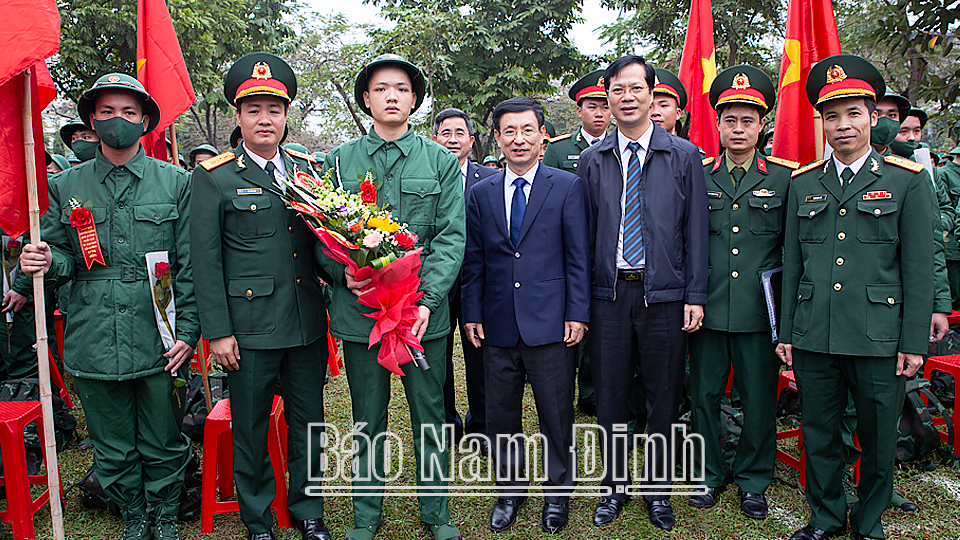 Đồng chí Chủ tịch UBND tỉnh dự lễ giao, nhận quân tại thành phố Nam Định