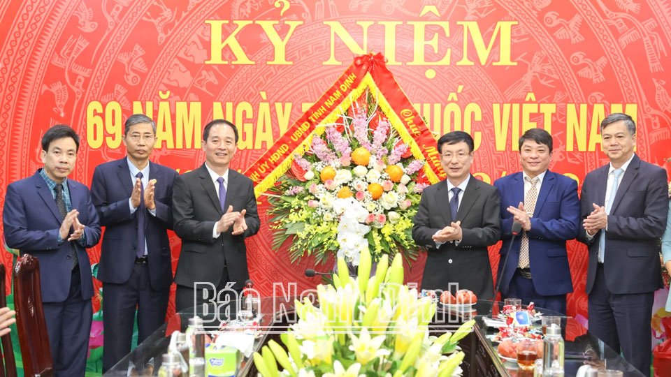 Đồng chí Chủ tịch UBND tỉnh chúc mừng ngành Y tế nhân kỷ niệm 69 năm Ngày Thầy thuốc Việt Nam