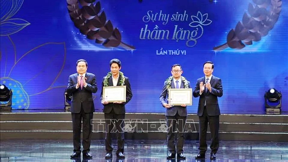 Chủ tịch nước Võ Văn Thưởng dự Chương trình Tôn vinh Thầy thuốc Việt Nam và trao giải cuộc thi viết "Sự hy sinh thầm lặng"