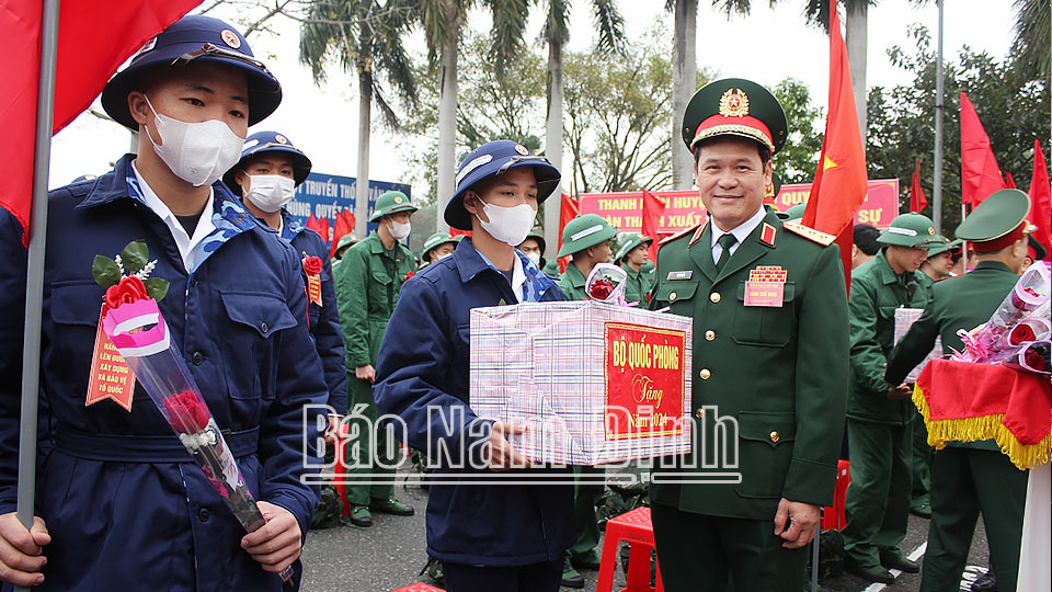 Đồng chí Thứ trưởng Bộ Quốc phòng dự Lễ giao nhận quân tại huyện Hải Hậu   