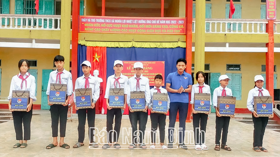Đoàn Thanh niên xã Nghĩa Lợi trao tặng quà cho học sinh có hoàn cảnh khó khăn.