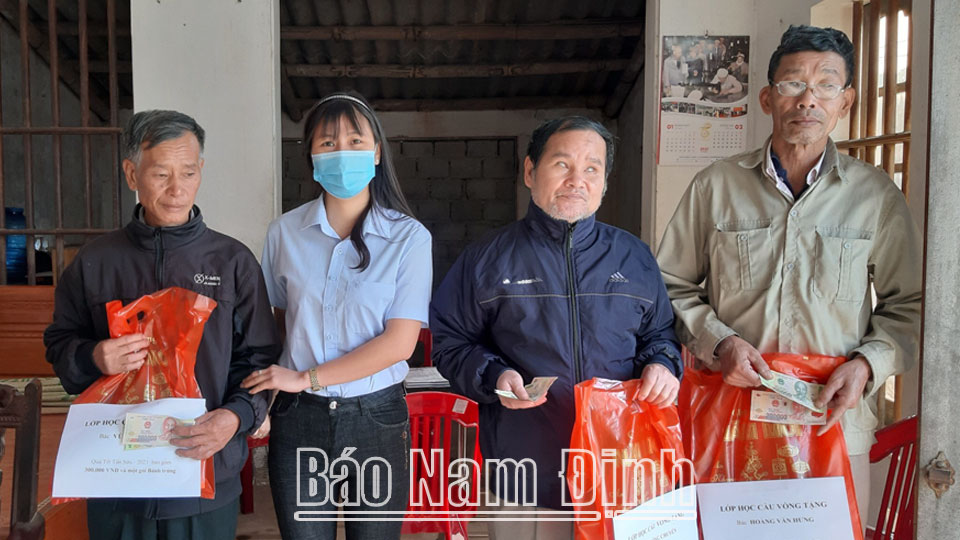 Hội Người mù huyện Nghĩa Hưng thăm, tặng quà hội viên có hoàn cảnh khó khăn dịp lễ, tết. 